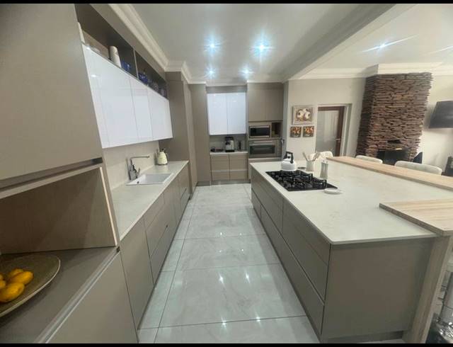 4 BEDROOM HOUSE FOR SALE IN CLUBVILLE